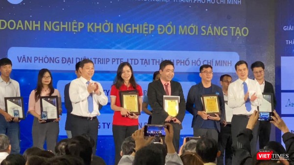 Thứ trưởng Bộ KHCN Bùi Thế Duy (bìa trái) và Phó Chủ tịch UBND TP.HCM Dương Anh Đức trao giải cho Nhóm 1 - Doanh nghiệp Khởi nghiệp Đổi mới sáng tạo (Ảnh: SKHCN)