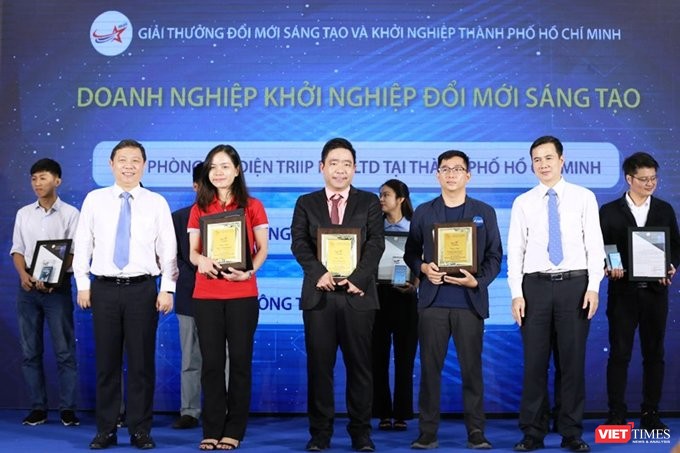 Trao thưởng cho các doanh nghiệp khởi nghiệp và đổi mới sáng tạo (Ảnh: SKHCN) 