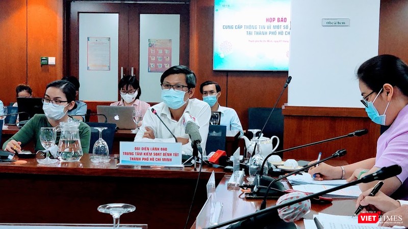 Ông Nguyễn Trí Dũng, Giám đốc CDC TP.HCM trả lời phỏng vấn tại họp báo (Ảnh: Hoà Bình)