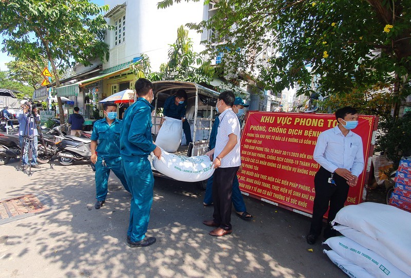 Lực lượng chức năng chuẩn bị nhu yếu phẩm để chuyển đến các hộ dân (Ảnh: Nguyễn Yên) Lực lượng chức năng chuẩn bị nhu yếu phẩm để chuyển đến các hộ dân (Ảnh: Nguyễn Yên)