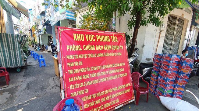 Phong toả hai con hẻm ở Lò Gốm (Ảnh: Nguyễn Yên)