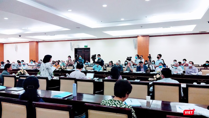 Hội thảo về không gian văn hoá công cộng của TP.HCM vừa tổ chức sáng ngày 2/12 tại Hội trường Thành uỷ TP.HCM, hầu như khách mời đeo khẩu trang suốt thời gian hội thảo, trừ lúc phát biểu (Ảnh: Hoà Bình) Hội thảo về không gian văn hoá công cộng của TP.HCM vừa tổ chức sáng ngày 2/12 tại Hội trường Thành uỷ TP.HCM, hầu như khách mời đeo khẩu trang suốt thời gian hội thảo, trừ lúc phát biểu (Ảnh: Hoà Bình)