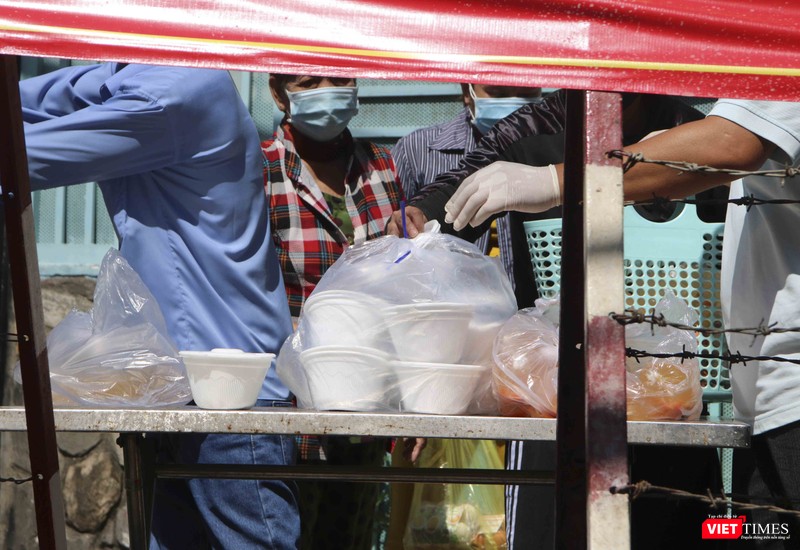 Đeo găng tay cao su khi tiếp xúc Đeo găng tay cao su khi tiếp xúc