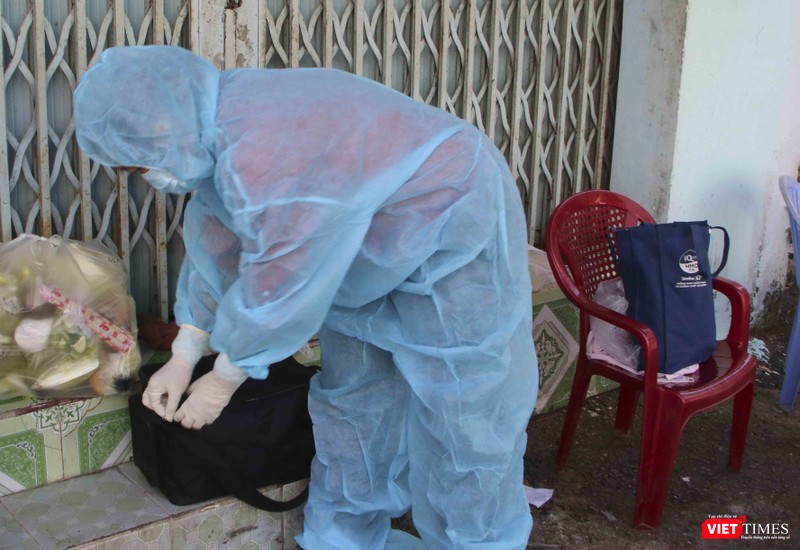 Nhân viên y tế đến khám bệnh và phát thuốc tại nhà người dân Nhân viên y tế đến khám bệnh và phát thuốc tại nhà người dân