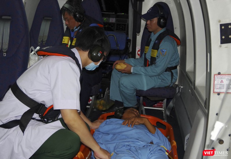 Bệnh nhân được đưa lên máy bay trực thăng Bệnh nhân được đưa lên máy bay trực thăng