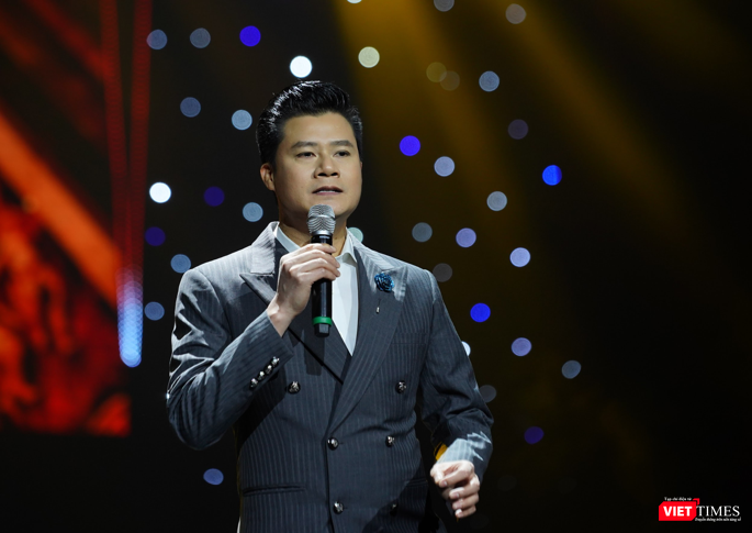 Ca sĩ Quang Dũng cuốn hút trên sân khấu với giọng hát trầm ấm qua ca khúc Cao cung lên