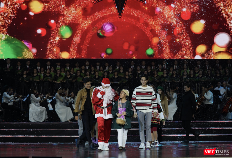 Cô bé bán diêm đầm ấm trong vòng tay của mọi người