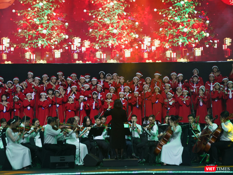 Tiết mục biểu diễn với dàn hợp ca và ban nhạc lên đến 170 người cùng lúc trên sân khấu, thể hiện ca khúc &quot;Oh christmas tree - Jingle bell&quot;