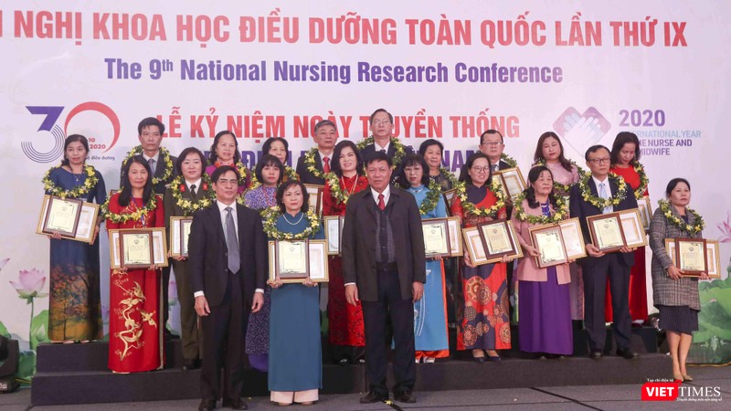 Vinh danh các điều dưỡng viên xuất sắc tại Hội nghị khoa học điều dưỡng toàn quốc 2020 (Ảnh: Thanh Hằng) Vinh danh các điều dưỡng viên xuất sắc tại Hội nghị khoa học điều dưỡng toàn quốc 2020 (Ảnh: Thanh Hằng)