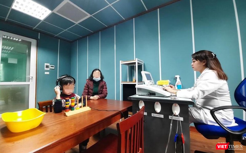Bệnh nhân được đo sức nghe tại Trung Tâm thính học và Trị liệu ngôn ngữ (Ảnh: BVCC)