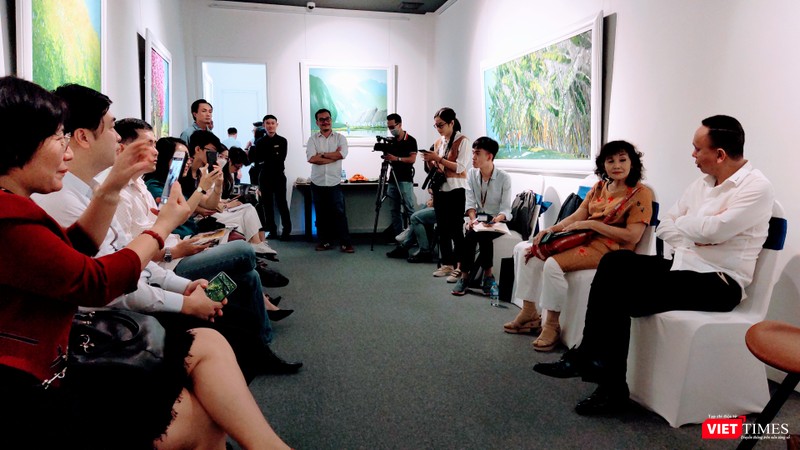 Hoạ sĩ Lê Thanh Sơn (áo trắng) trả lời nhiều câu hỏi của báo chí tại cuộc họp báo ở TP.HCM (Ảnh: Hoà Bình) Hoạ sĩ Lê Thanh Sơn (áo trắng) trả lời nhiều câu hỏi của báo chí tại cuộc họp báo ở TP.HCM (Ảnh: Hoà Bình)