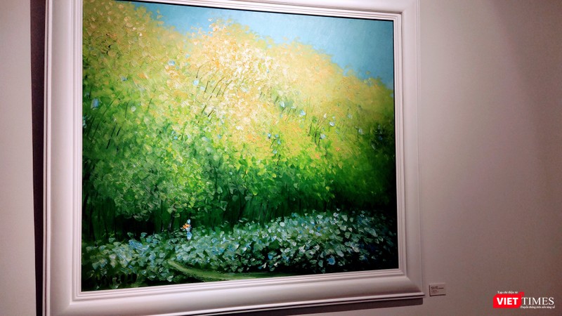 Bức "Rừng chiều" có vẻ đẹp thẳm sâu, được hoạ sĩ Lê Thanh Sơn "bật mí" vì đã được vẽ lại trên nền của một bức hoạ không như ý (Ảnh: Hoà Bình) Bức "Rừng chiều" có vẻ đẹp thẳm sâu, được hoạ sĩ Lê Thanh Sơn "bật mí" vì đã được vẽ lại trên nền của một bức hoạ không như ý (Ảnh: Hoà Bình)