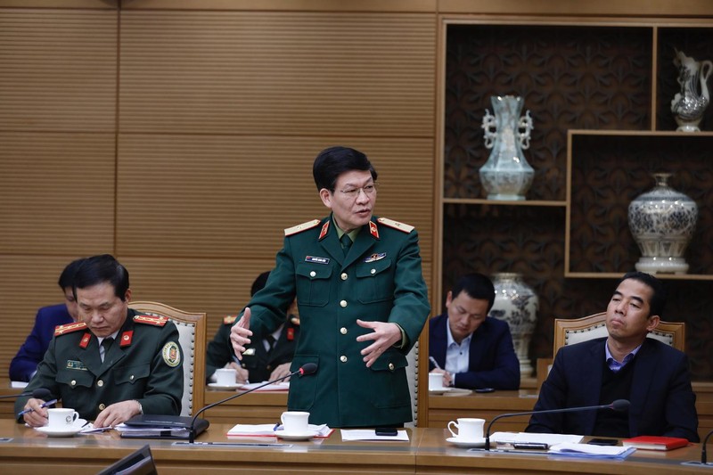 Lãnh đạo Cục Quân y (Bộ Quốc phòng) báo cáo về công tác cách ly. Ảnh: Đình Nam/VGP