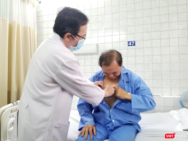 Với phương pháp phẫu thuật nội soi lồng ngực bệnh nhân đã có thể đứng, đi lại vận động sau 5 ngày (Ảnh: BVCC)