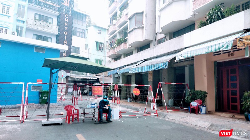 Đồ của người dân được gửi và nhận qua lực lượng chức năng kiểm soát khu vực (Ảnh: Hoà Bình) Đồ của người dân được gửi và nhận qua lực lượng chức năng kiểm soát khu vực (Ảnh: Hoà Bình)