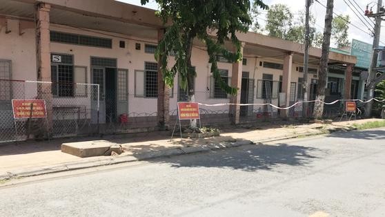 Người thân của nữ hành khách dương tính được cách ly tại khu cách ly huyện Hồng Ngự - Ảnh: N. Tài Người thân của nữ hành khách dương tính được cách ly tại khu cách ly huyện Hồng Ngự - Ảnh: N. Tài