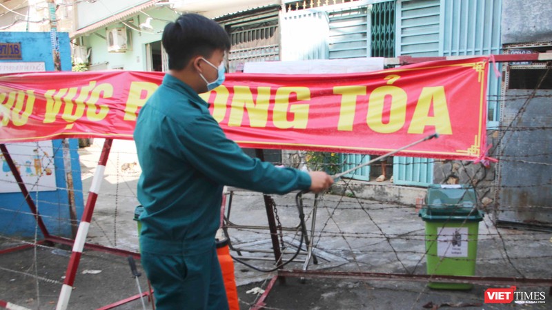 Lực lượng chức năng phong toả để kiểm soát các khu vực liên quan hoặc có người nghi mắc COVID-19 (Ảnh: Hải Linh)