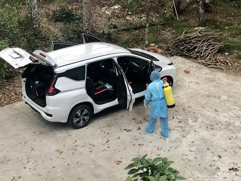 Lực lượng chức năng khử khuẩn chiếc xe đã chở những người nhập cảnh trái phép mắc COVID-19 (Ảnh: CAHS) Lực lượng chức năng khử khuẩn chiếc xe đã chở những người nhập cảnh trái phép mắc COVID-19 (Ảnh: CAHS)