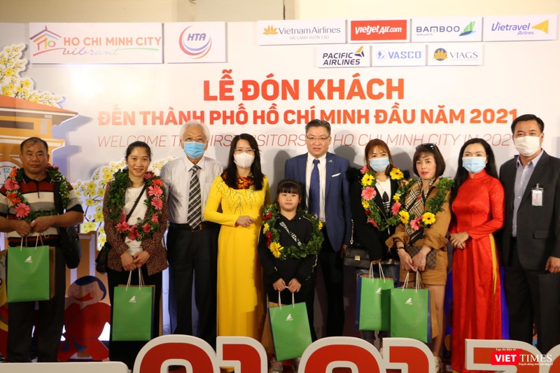 Bà Nguyễn Thị Ánh Hoa (áo dài màu vàng) tại Lễ đón khách đến TP.HCM trong ngày 1/1/2021 (Ảnh: SDL) Bà Nguyễn Thị Ánh Hoa (áo dài màu vàng) tại Lễ đón khách đến TP.HCM trong ngày 1/1/2021 (Ảnh: SDL)
