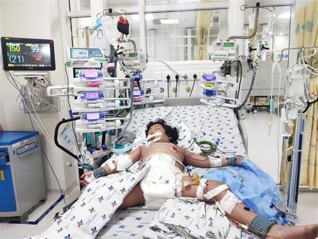 Bệnh nhi sốc sốt xuất huyết được các BS tận tình cứu chữa (Ảnh: TTXVN) Bệnh nhi sốc sốt xuất huyết được các BS tận tình cứu chữa (Ảnh: TTXVN)