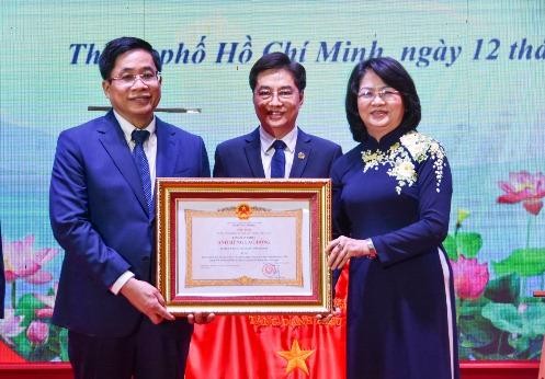Phó Chủ tịch nước Đặng Thị Ngọc Thịnh trao danh hiệu Anh hùng lao động thời kỳ đổi mới cho tập thể Trường Đại học Y Dược TPHCM