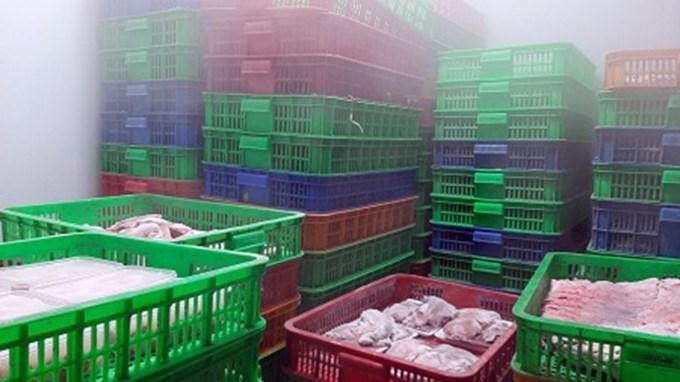 Hàng hóa thực phẩm không có hóa đơn chứng từ chứng minh nguồn gốc được chứa trong kho được chuyển lên xe đem xử lý theo quy định. Ảnh: BATTP TP.HCM. Hàng hóa thực phẩm không có hóa đơn chứng từ chứng minh nguồn gốc được chứa trong kho được chuyển lên xe đem xử lý theo quy định. Ảnh: BATTP TP.HCM.