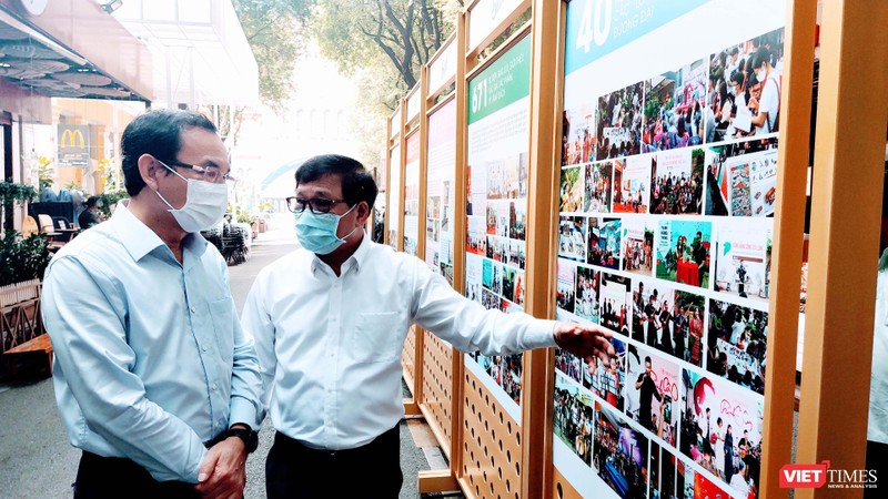 Bí thư thành uỷ TP.HCM Nguyễn Văn Nên và ông Lê Hoàng - Phó Chủ tịch Hội Xuất bản Việt Nam trên Đường sách TP.HCM sáng 15/1/2021 (Ảnh: Hoà Bình) 