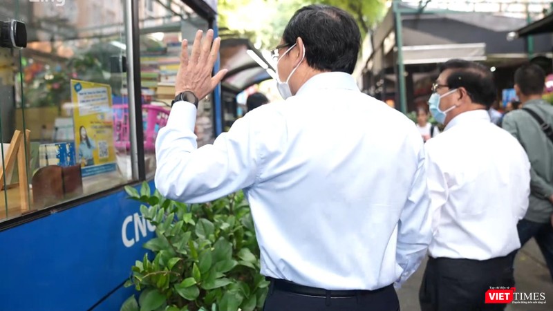 Bí thư Nên rất ấn tượng với mô hình xe bus sách (Ảnh: Hoà Bình)