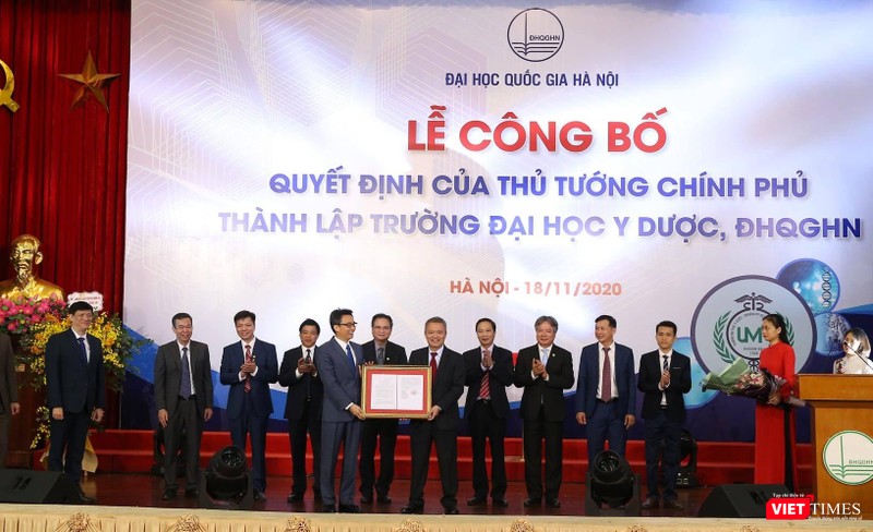 Lễ công bố Quyết định của Thủ tướng Chính phủ thành lập Trường Đại học Y Dược (ĐHQGHN) - Ảnh: BVCC Lễ công bố Quyết định của Thủ tướng Chính phủ thành lập Trường Đại học Y Dược (ĐHQGHN) - Ảnh: BVCC
