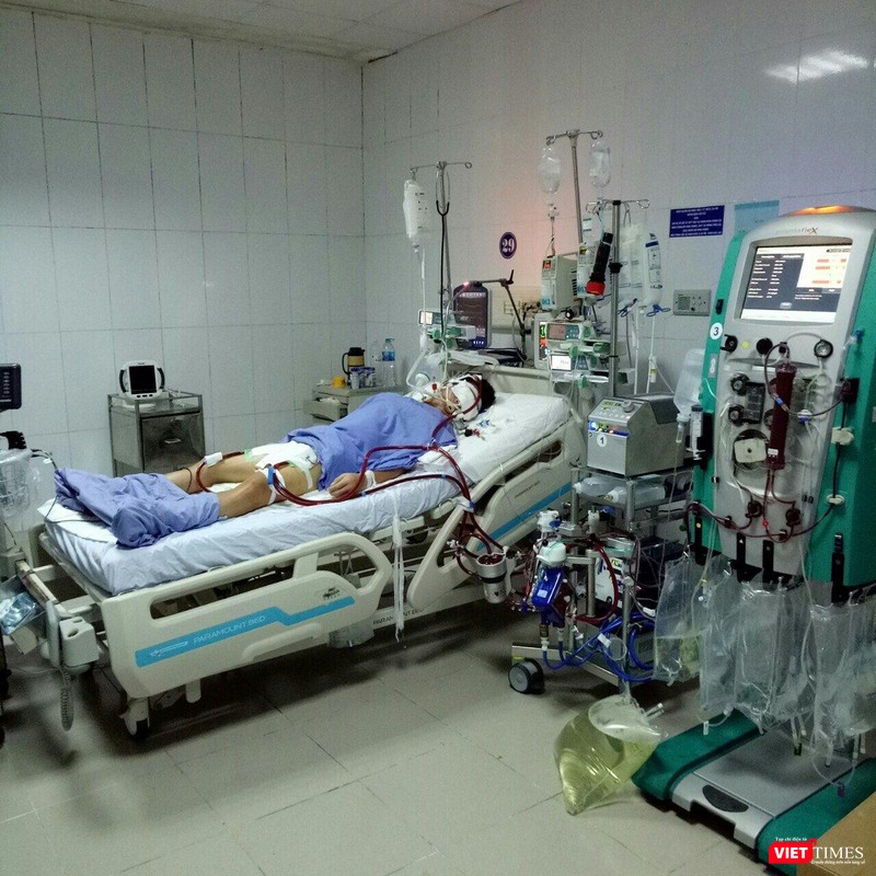 Hình ảnh bệnh nhân B.H.V trong quá trình điều trị bằng kỹ thuật ECMO (Ảnh: Đình Khá) Hình ảnh bệnh nhân B.H.V trong quá trình điều trị bằng kỹ thuật ECMO (Ảnh: Đình Khá)