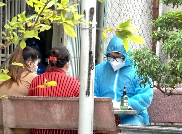 Cơ quan chức năng lấy thông tin khai báo của người nhập cảnh trái phép vào Bình Dương. Cơ quan chức năng lấy thông tin khai báo của người nhập cảnh trái phép vào Bình Dương.