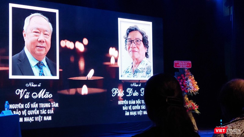 Tại buổi lễ tổng kết năm 2020, các nhạc sĩ đã tưởng niệm nhạc sĩ Vũ Mão - nguyên cố vấn của VCPMC và nhạc sĩ Phó Đức Phương, nguyên Giám đốc VCPMC. Cả hai nhạc sĩ đều từ trần năm 2020 (Ảnh: Hoà Bình) Tại buổi lễ tổng kết năm 2020, các nhạc sĩ đã tưởng niệm nhạc sĩ Vũ Mão - nguyên cố vấn của VCPMC và nhạc sĩ Phó Đức Phương, nguyên Giám đốc VCPMC. Cả hai nhạc sĩ đều từ trần năm 2020 (Ảnh: Hoà Bình)