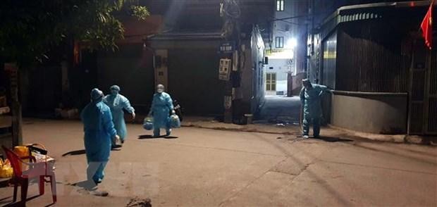 Đêm qua 27/1 các lực lượng chức năng đã phong toả, khử khuẩn nhiều khu vực khi phát hiện BN mới (Ảnh: TTXVN) Đêm qua 27/1 các lực lượng chức năng đã phong toả, khử khuẩn nhiều khu vực khi phát hiện BN mới (Ảnh: TTXVN)