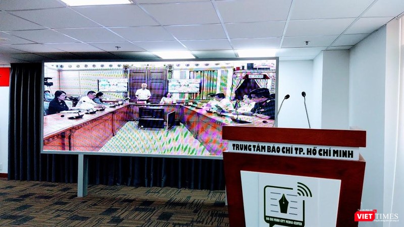 Ông Võ Văn Hoan, Phó Chủ tịch UBND TP.HCM điều hành cuộc họp trực tuyến chiều tối 28/1 (Ảnh: Hoà Bình)