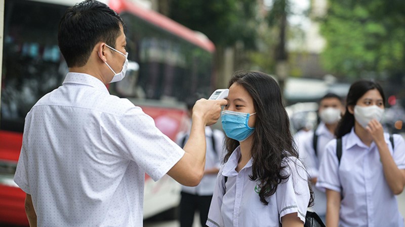 Đo thân nhiệt cho học sinh trước khi vào lớp - Ảnh: CTV