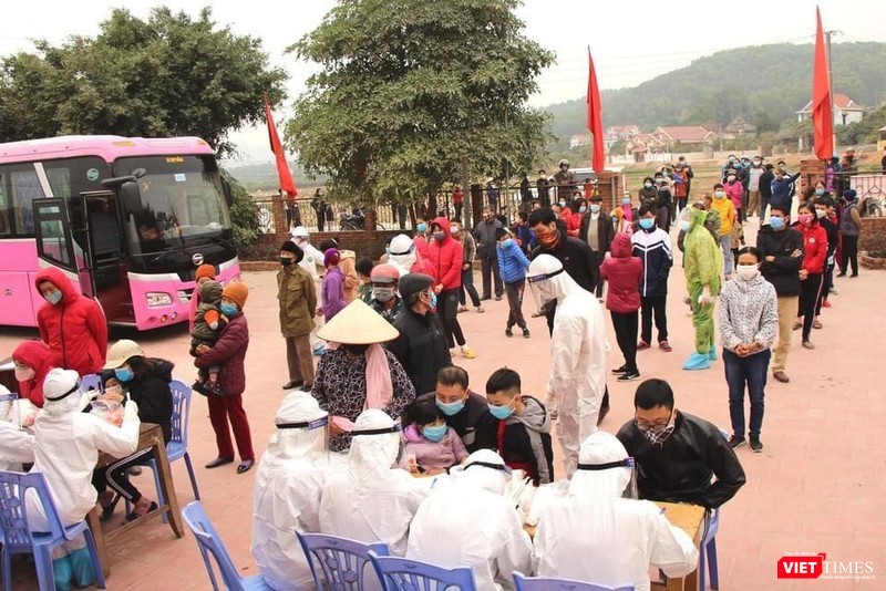 Người dân xếp hàng vào lấy mẫu xét nghiệm Người dân xếp hàng vào lấy mẫu xét nghiệm