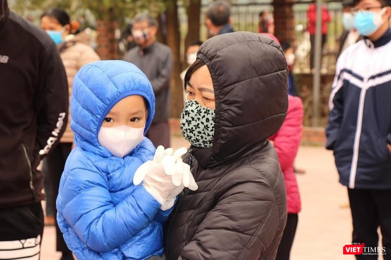 Các em nhỏ được gia đình trang bị bảo hộ đi lấy mẫu xét nghiệm Các em nhỏ được gia đình trang bị bảo hộ đi lấy mẫu xét nghiệm