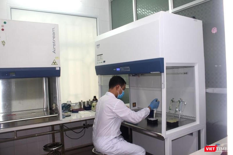 Các nhân viên xét nghiệm và truy vết làm việc xuyên đêm tại CDC Hải Dương (Ảnh: BYT) Các nhân viên xét nghiệm và truy vết làm việc xuyên đêm tại CDC Hải Dương (Ảnh: BYT)
