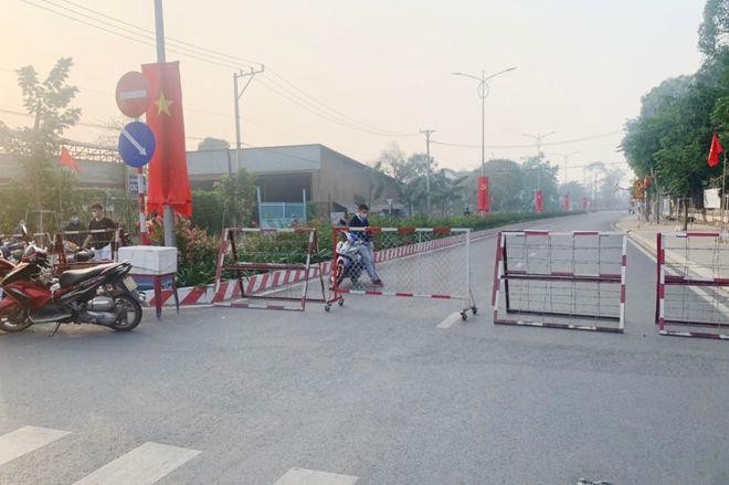 Lực lượng chức năng phường Phú Hòa, TP Thủ Dầu Một, tỉnh Bình Dương thức trắng đêm phong tỏa khu vực có khoảng 3.000 dân - Ảnh: B.S. Lực lượng chức năng phường Phú Hòa, TP Thủ Dầu Một, tỉnh Bình Dương thức trắng đêm phong tỏa khu vực có khoảng 3.000 dân - Ảnh: B.S.