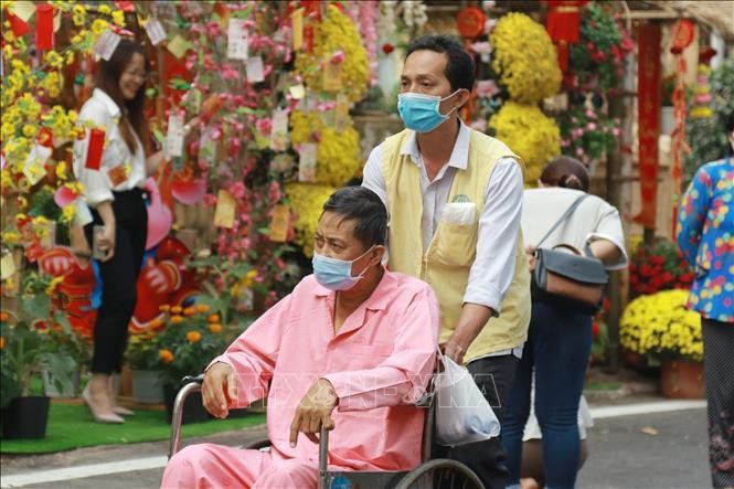 Bệnh nhân và người nhà bệnh nhân tham quan Đường hoa Xuân trong khuôn viên Bệnh viện Chợ Rẫy. Ảnh TTXVN Bệnh nhân và người nhà bệnh nhân tham quan Đường hoa Xuân trong khuôn viên Bệnh viện Chợ Rẫy. Ảnh TTXVN