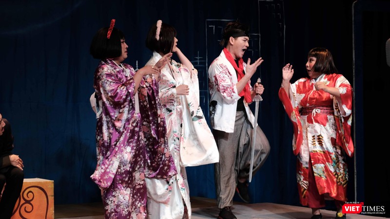 Vở hài kịch nhẹ nhàng là món ăn tinh thần thư giãn sau một năm lao động mệt nhọc, đồng thời ẩn chứa thông điệp ý nghĩa (Ảnh: Quang Huy)