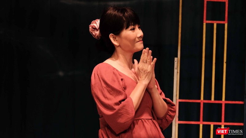 NSƯT Mỹ Uyên - Giám đốc Nhà hát kịch sân khấu nhỏ 5B Võ Văn Tần vào vai trong vở kịch Tết &quot;Tin thì linh, không tin cũng linh&quot; - Ảnh: Quang Huy