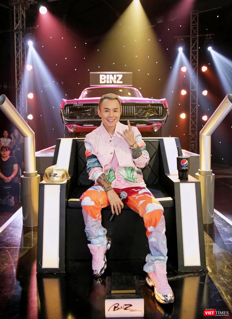 Huấn luyện viên Binz (Lê Nguyễn Trung Đan) người sở hữu những bản hit lên tới hàng trăm triệu lượt view tren YouTube Huấn luyện viên Binz (Lê Nguyễn Trung Đan) người sở hữu những bản hit lên tới hàng trăm triệu lượt view tren YouTube