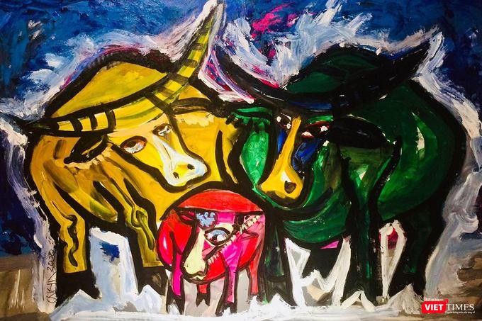 Gia đình trâu của hoạ sĩ Tô Chiêm với vẻ đẹp vững chãi, sung sức, sẵn sàng vừa nghênh chiến vừa bảo vệ nghé con đáng yêu rực rỡ sắc màu sum vầy ấm áp Tết Gia đình trâu của hoạ sĩ Tô Chiêm với vẻ đẹp vững chãi, sung sức, sẵn sàng vừa nghênh chiến vừa bảo vệ nghé con đáng yêu rực rỡ sắc màu sum vầy ấm áp Tết