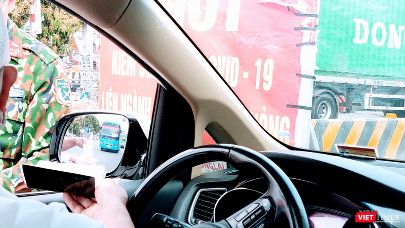 Trình báo tới lực lượng chức năng tại chốt kiểm dịch trên đường (Ảnh: Hoà Bình) Trình báo tới lực lượng chức năng tại chốt kiểm dịch trên đường (Ảnh: Hoà Bình)