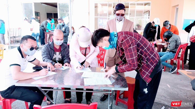 Quá đông người cùng có mặt thực hiện thủ tục khai báo y tế tại chốt kiểm dịch Hải Phòng, không thể đảm bảo giãn cách 2m (Ảnh: Hoà Bình) Quá đông người cùng có mặt thực hiện thủ tục khai báo y tế tại chốt kiểm dịch Hải Phòng, không thể đảm bảo giãn cách 2m (Ảnh: Hoà Bình)