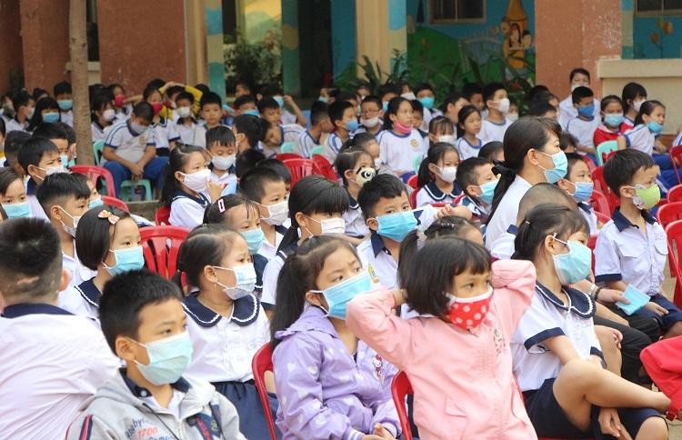 Học sinh, sinh viên trên địa bàn TP.HCM được nghỉ học tập trung, chuyển sang học trực tuyến đến hết ngày 28/2 (Ảnh: Hoàng Tuyết)