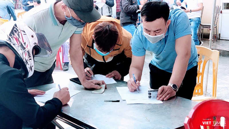 Quá đông người tập hợp tại một điểm khai báo y tế trên bản giấy, không đảm bảo khoảng cách 2m tạo môi trường để virus có thể dễ dàng phát tán (Ảnh: Hoà Bình)