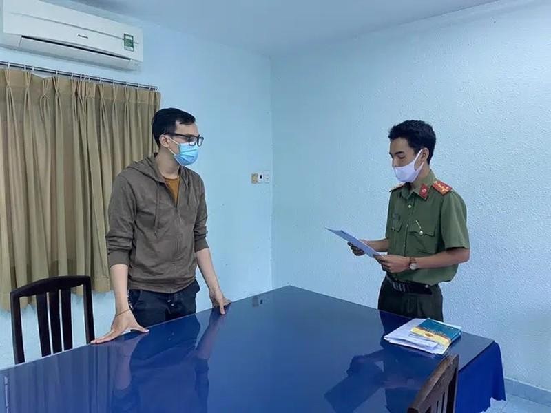 Công an tống đạt quyết định khởi tố bị can Dương Tấn Hậu (trái). Ảnh- CAHS Công an tống đạt quyết định khởi tố bị can Dương Tấn Hậu (trái). Ảnh- CAHS