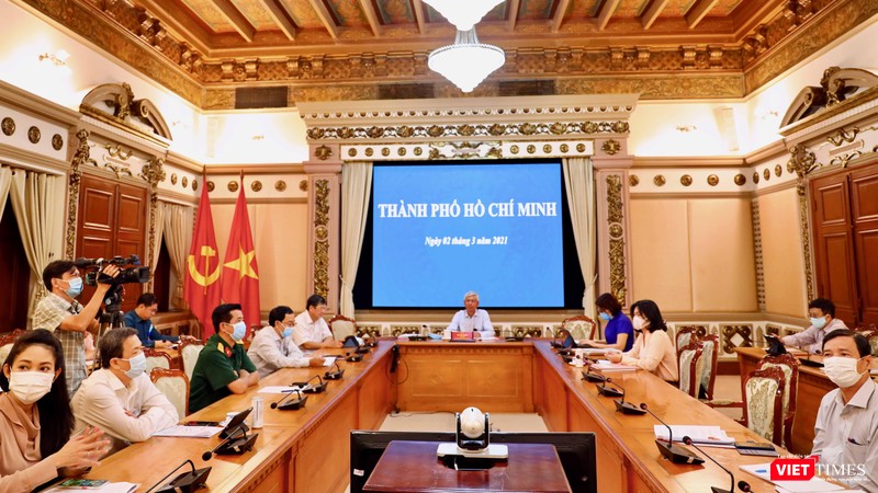 Ông Võ Văn Hoan - Phó Chủ tịch UBND TP.HCM điều hành điểm cầu TP.HCM tham gia phiên họp (Ảnh: TTBC)